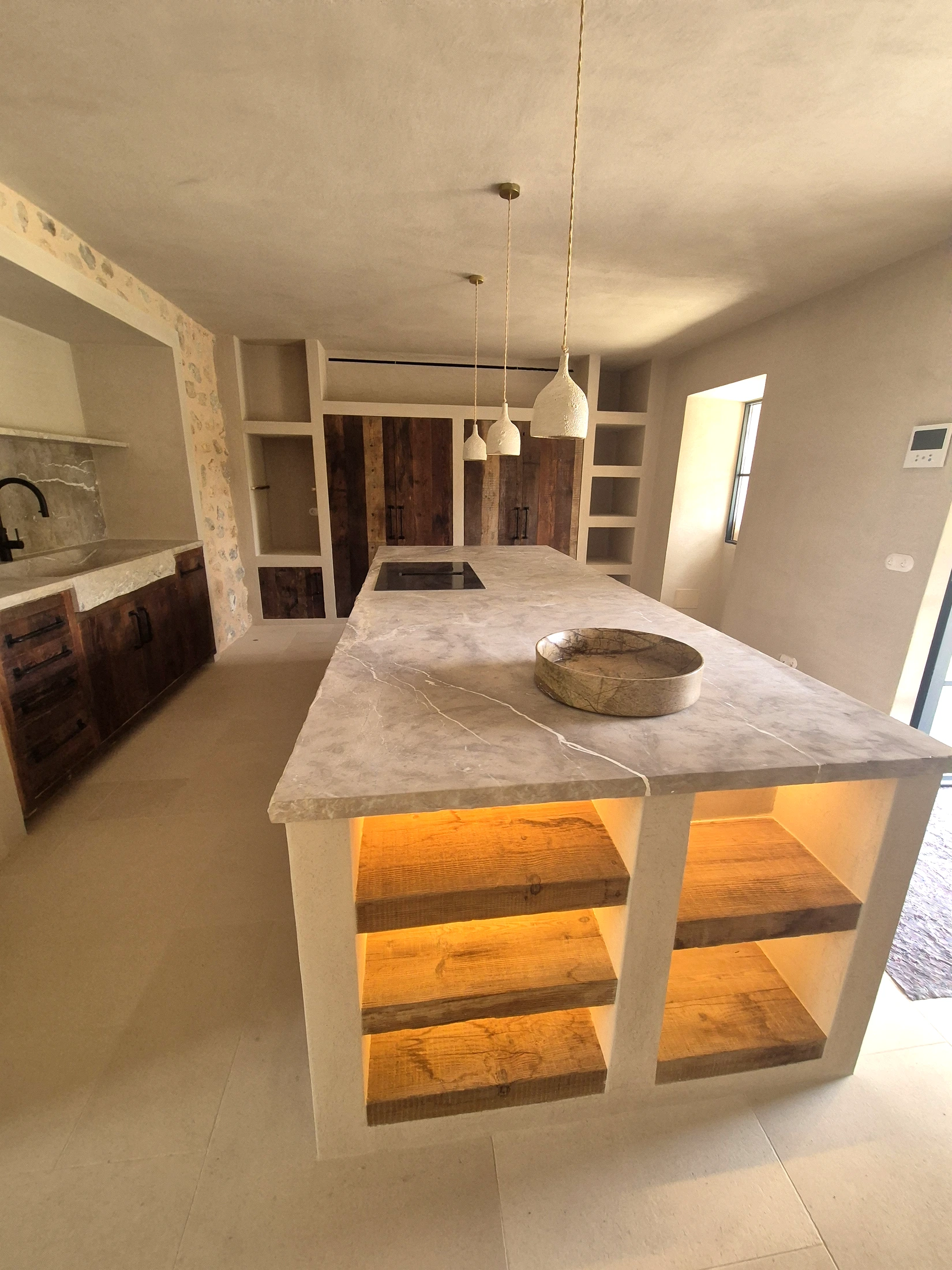 Cocina revestida con Arcilla HD en un interior premium