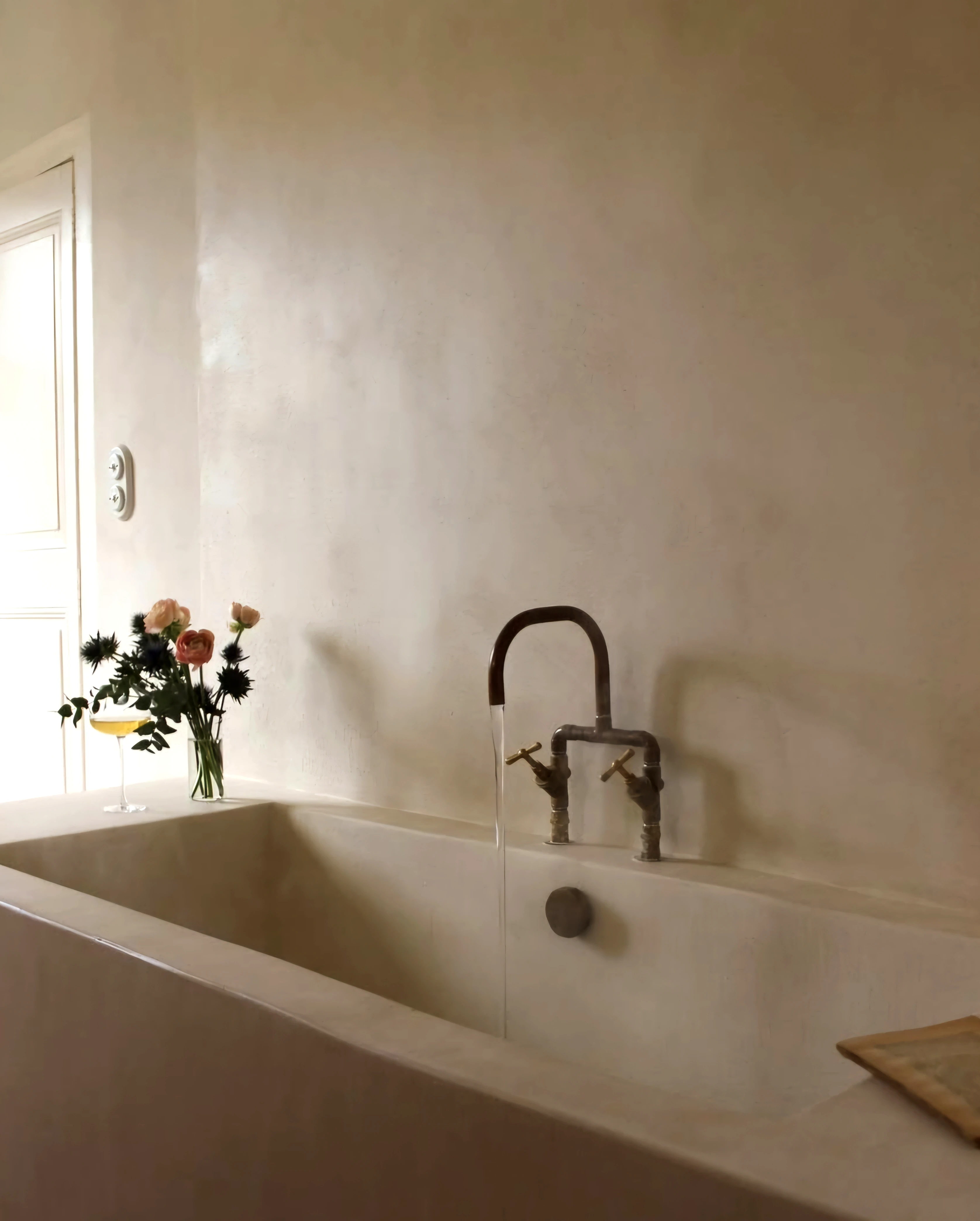 Baño revestido con el acabado mineral Más Maya