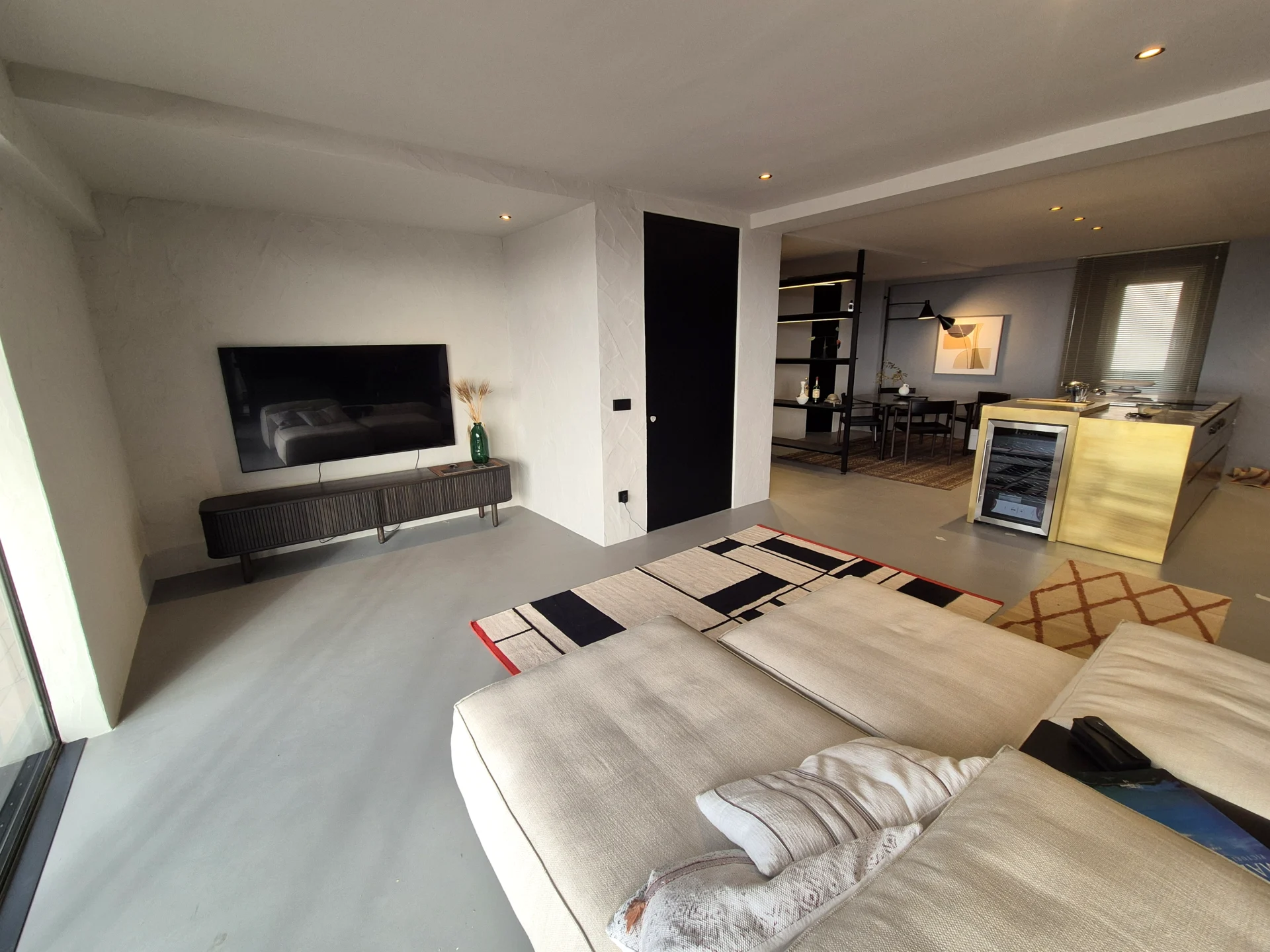 Interior terminado con pavimento y revestimientos de microcementos