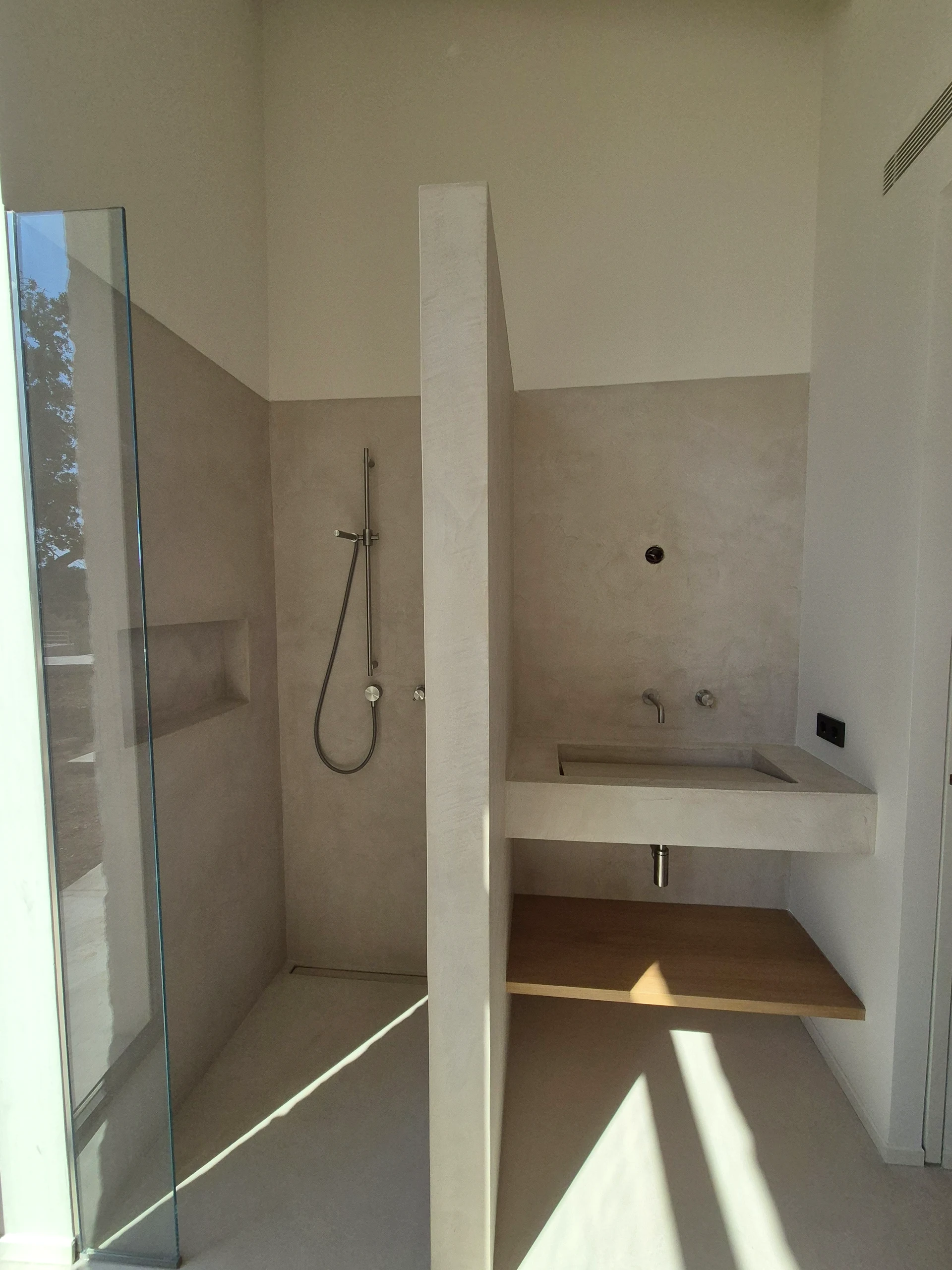 Baño terminado con revestimiento MORTEX® aplicado por López Pavimentos